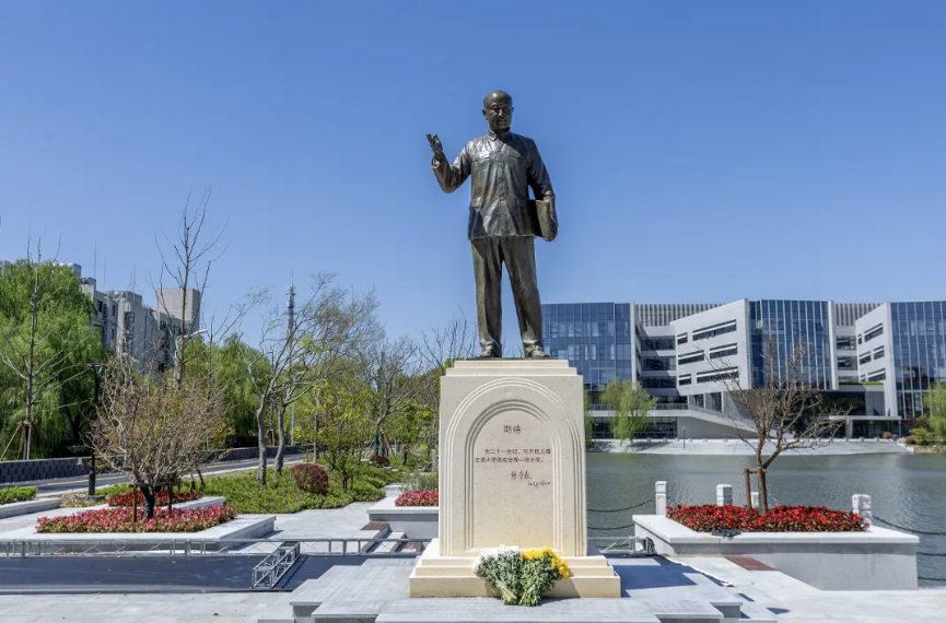 钱学森主题雕塑《期待》在上海交通大学闵行校区落成